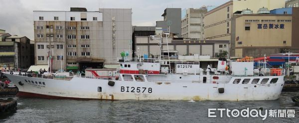 ▲盈榮638號漁船救援遇險美籍漁船畫面。（圖／漁業署提供）