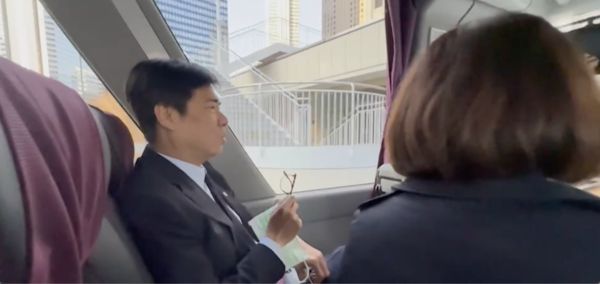 ▲高雄市長陳其邁在車上練習日語，還不時跟翻譯請益             。（圖／記者吳奕靖翻攝）