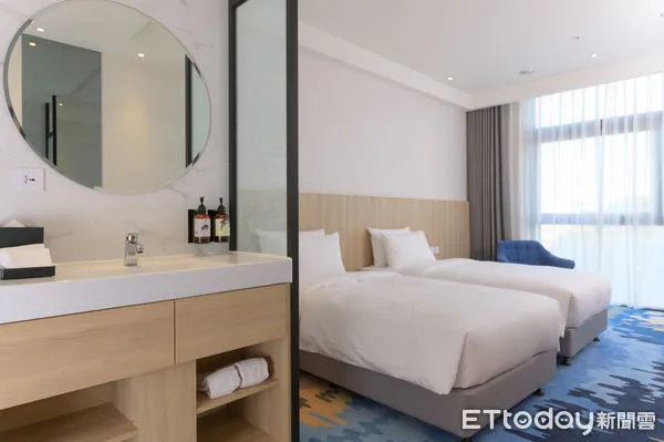 ▲身分證拿出來！五星酒店開幕「中5碼」免費住一晚　顏清標女兒嗨喊「我中了」。（圖／記者游瓊華攝）