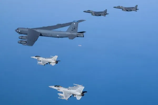 ▲▼美軍派出B-52轟炸機與南韓聯合操演。（圖／取自facebook.com/MNDKOR）