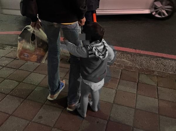 ▲有民眾在淡水街頭看到一名2歲童在低溫中，僅包著尿布還沒穿鞋。（圖／翻攝自Facebook／細說淡水，下同）