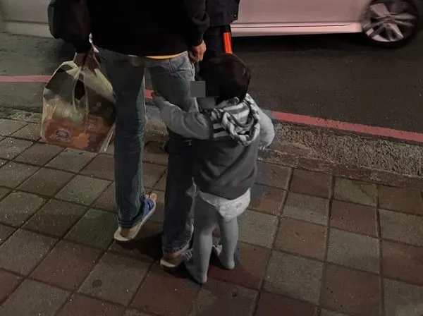 ▲有民眾在淡水街頭看到一名2歲童在低溫中，僅包著尿布還沒穿鞋。（圖／翻攝自Facebook／細說淡水，下同）