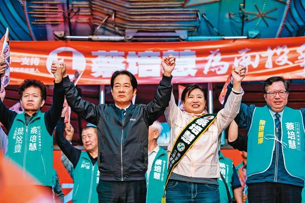 南投立委補選是賴清德（左）接任民進黨主席之後的首場選戰，賴賣力替候選人蔡培慧（右）站台。（翻攝賴清德臉書）