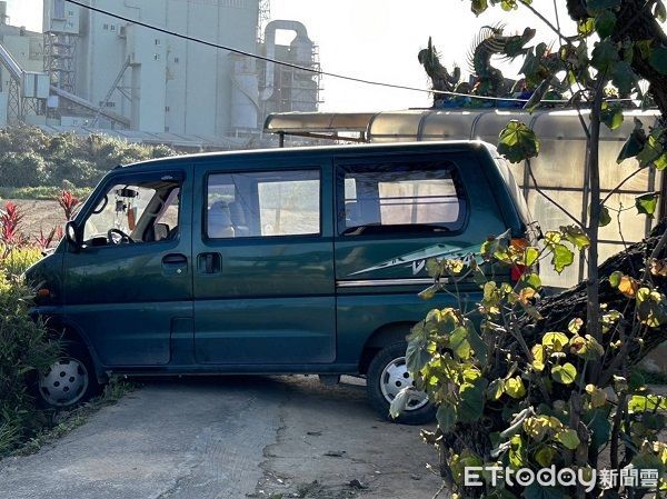 ▲廂型車為閃突然竄出小狗不慎衝到田裡刁車。（圖／大園警分局提供）