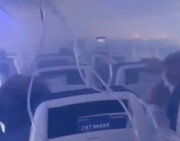 ▲▼美波音737客艙「濃煙密佈」畫面曝光。（圖／翻攝自推特）
