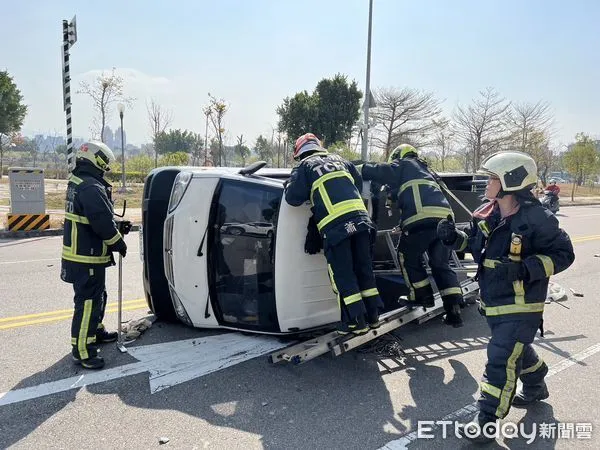 ▲▼台中1輛小貨車上午不知何故，車子90度側翻，駕駛受困救出送醫。（圖／民眾提供，下同）