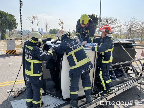 ▲▼台中1輛小貨車上午不知何故，車子90度側翻，駕駛受困救出送醫。（圖／民眾提供，下同）