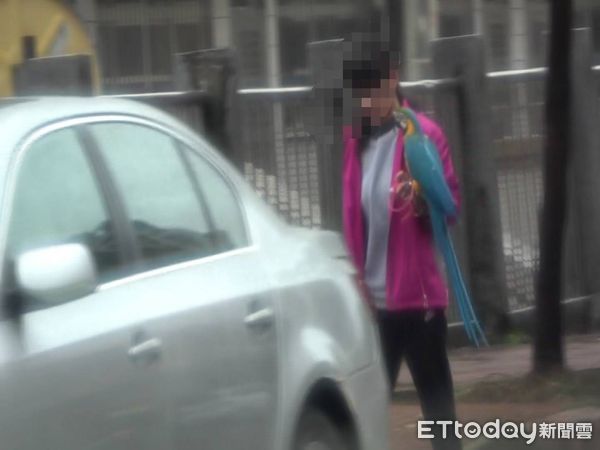 ▲▼台中女藥頭毒品交易時，常帶著金剛鸚鵡作為警戒之用，該女的車子裝備齊全，有如1輛行動販毒車。（圖／民眾提供，下同）