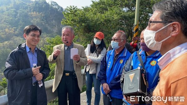 ▲水土保持局南投分局長陳榮俊於和雅社區進行生態魚梯工程講解。（圖／南投縣消防局提供）