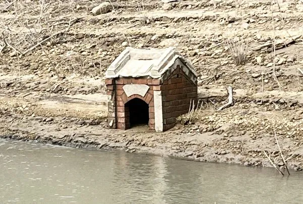 ▲今年入春以來降雨不如預期，石門水庫上游庫底土地公廟首度現身。（圖／北水局提供）