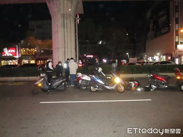 ▲▼台中市昨天傍晚發生8輛機車連撞一團的意外，有5人受傷。（圖／民眾提供，下同）