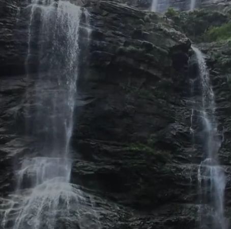 ▲▼瀑布是假的，風景區認了水管放水。（圖／翻攝自影片）