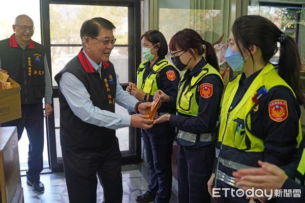 ▲▼花蓮副縣長顏新章前往花蓮縣警察局致贈女性同仁精美面膜，祝福「婦女節快樂」。（圖／花蓮縣政府提供，下同）