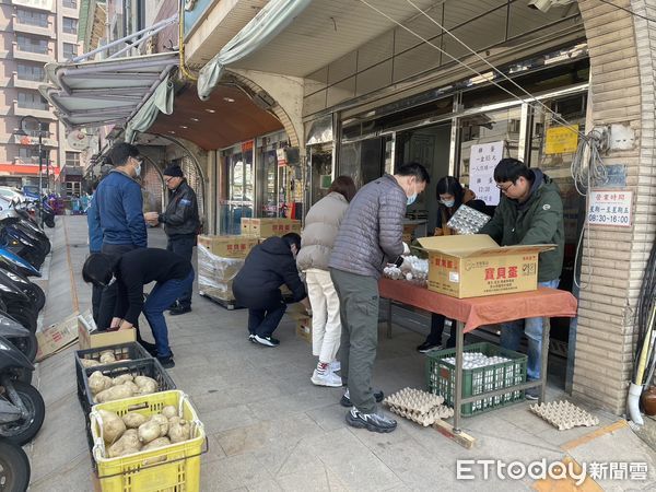 ▲▼        民眾排隊搶買蛋     。（圖／記者林名揚翻攝）