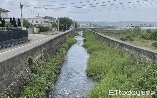 ▲▼後龍溪支流「東河圳」河床去年同時期水量充足，河道綠意盎然，和現在乾涸的景象有天壤之別。（圖／記者蔡文淵翻攝）