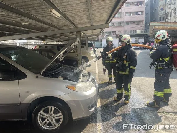 ▲▼三峽男太累未熄火躺車內睡覺，引擎冒煙險釀火燒車             。（圖／記者陳以昇翻攝）