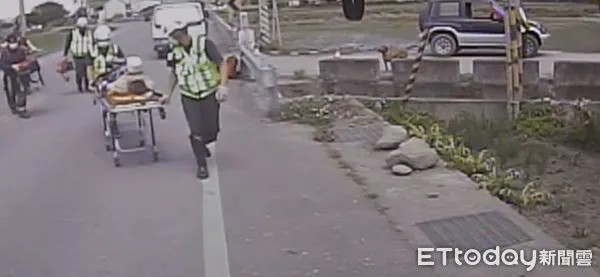 ▲婦人經救援人員從大排內拉出後已無呼吸心跳。（圖／記者王兆麟翻攝，下同）