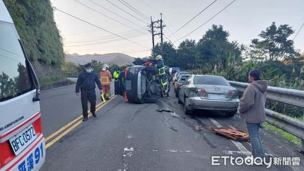 ▲▼一輛自小客車行經新北市平溪區靜安路二段時，90度翻覆，駕駛自行脫困。（圖／記者郭世賢翻攝）