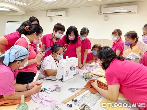 ▲療癒布藝師6月起啟動社區服務，運用布藝專長改造舊衣或舊物品賦予新樣貌，讓思念與回憶轉換為更有意義的陪伴。（圖／記者林悅翻攝，下同）