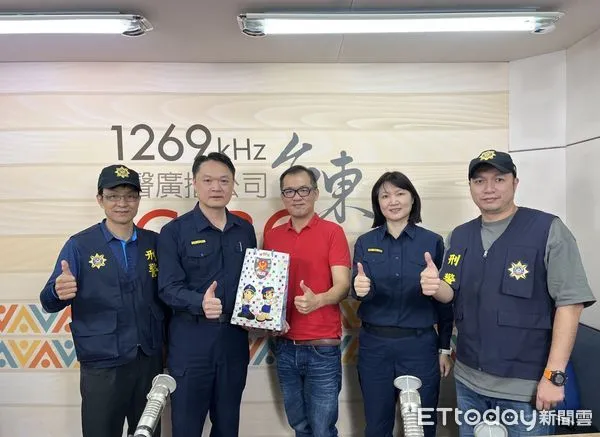 ▲台東警分局長陳蔚文於7日率領偵查隊長及業務組長至台東正聲廣播電台進行反詐騙宣導。（圖／記者楊漢聲翻攝）