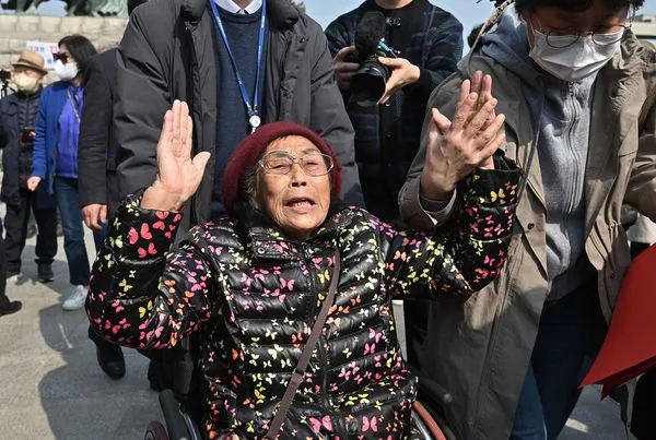 ▲▼南韓「二戰朝鮮籍非法徵用勞工」受害者梁錦德奶奶7日坐著輪椅前往國會，抗議南韓外交部公布的喪權辱國賠償方案。（圖／CFP）