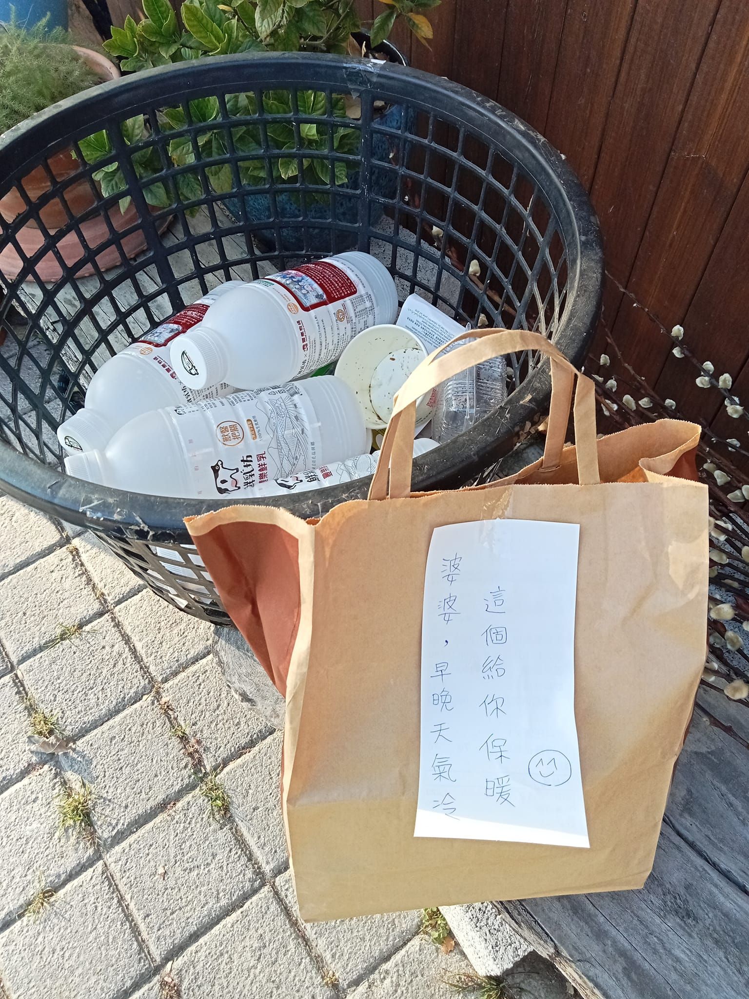 ▲▼台南餐廳整理回收「多留一個紙袋」　她拍下2行字逼哭眾人。（圖／翻攝自臉書／路上觀察學院）