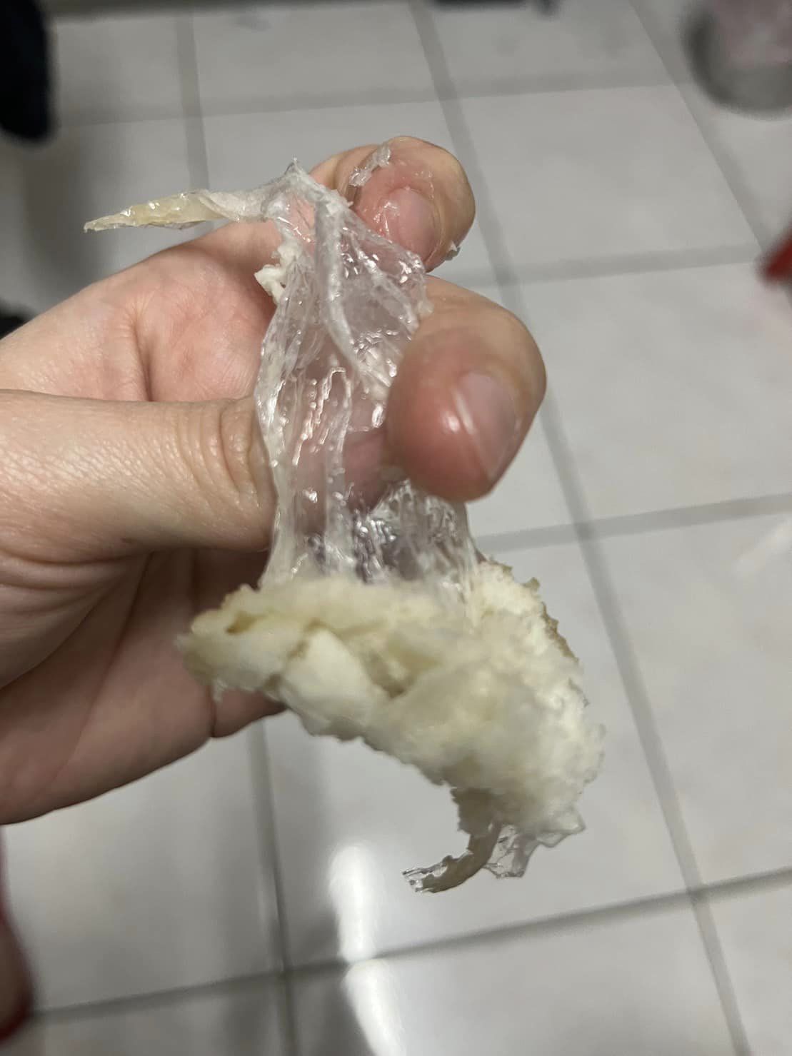他吃到「平生最可怕包子」　一咬麵團抽出14公分塑膠膜（圖／翻攝自Facebook／爆料公社）