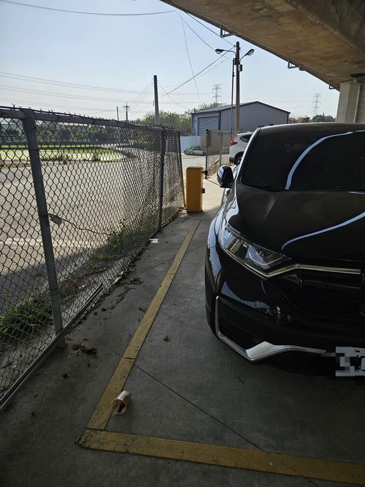 租國道下停車位「檳榔渣整杯飛下來」　她曝愛車慘照：半年2次（圖／翻攝自Facebook／爆怨公社）