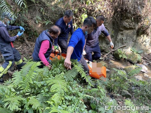 ▲90歲男子在苗栗縣大湖鄉天空之城附近墜落山谷亡，警消合力將他搬運到平地。（圖／記者蔡文淵攝）