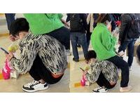 心疼女友腿痠！男原地化身「人肉座椅」讓她歇腿　前方排隊大叔轉頭不忍看