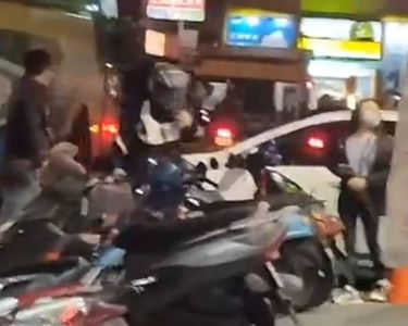 巷口被叭不爽！騎士與駕駛路口幹架　女伴握這根很搶眼