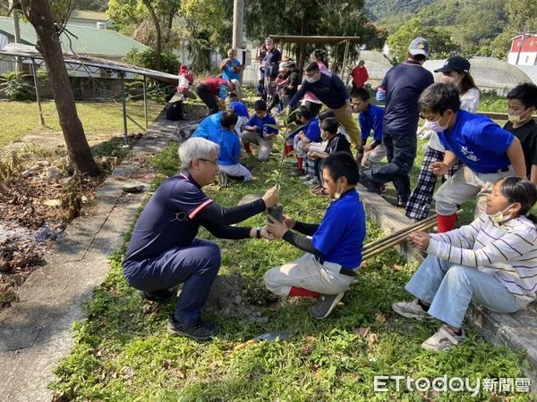 ▲校長、部落主席、村長及主任帶領小朋友種樹。（圖／記者楊漢聲翻攝）