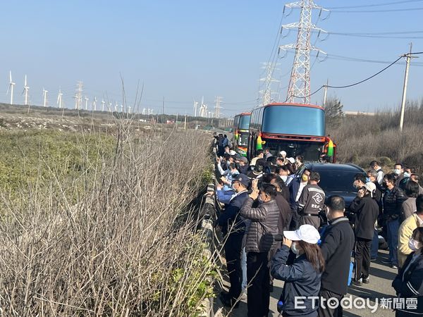 ▲台塑企業與中興大學全球變遷生物學研究中心、第四河川局及麥仔簝文化協會於7日在台塑麥寮園區北側濁水溪出海口辦理環境保育活動。（圖／記者蔡佩旻翻攝）