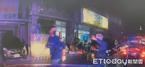 ▲失聯移工違停拒檢逃竄遭警方圍捕棄車，南警肉身拉車力阻傷人， 並緝獲涉案失聯移工。（圖／記者林悅翻攝，下同）