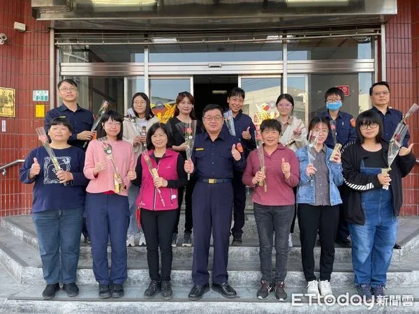 ▲▼ 民雄警為女性同仁獻花表敬意。（圖／民雄分局提供）