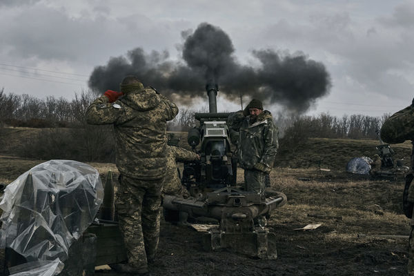 ▲▼ 烏克蘭部隊在巴赫姆特附近對俄軍發動攻擊。（圖／達志影像／美聯社）