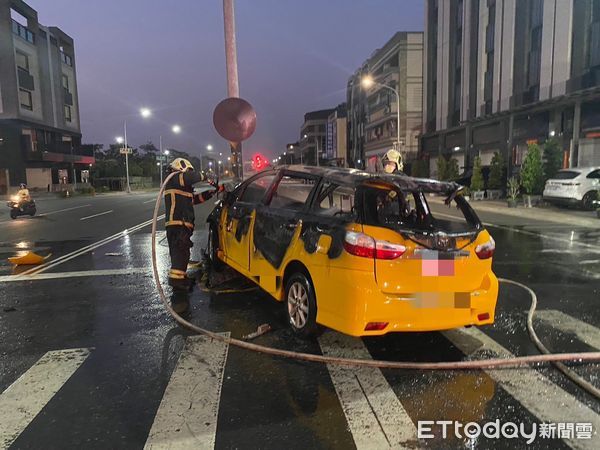 ▲▼高雄計程車自撞分隔島號誌桿起火燃燒。（圖／記者吳奕靖翻攝）