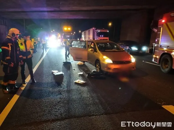 ▲▼國道1號北上6.8K，轎車輾斃行人。（圖／記者郭世賢翻攝）