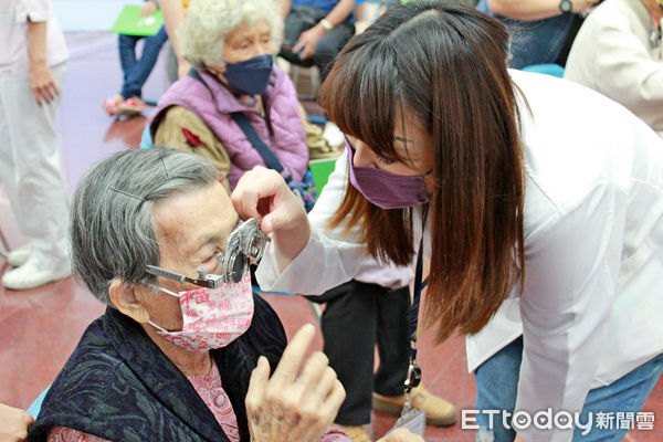 ▲部東眼科10年後再度前進大武鄉義診，現場湧進百餘年女老少。（圖／記者楊漢聲翻攝）