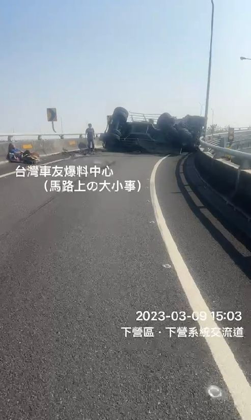 ▲國1下營交流道「車輛翻覆」　封閉出口匝道。（圖／記者林悅翻攝）