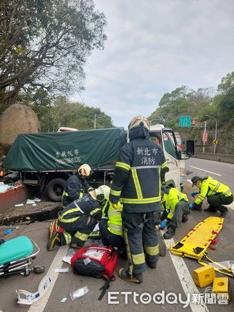 ▲▼ 淡水小貨車自撞，1人當場失去呼吸心跳            。（圖／記者戴上容翻攝）