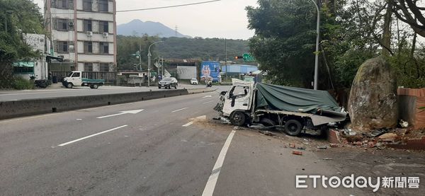 ▲▼  小貨車自撞           。（圖／記者戴上容翻攝）