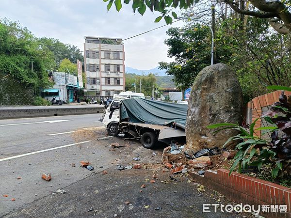 ▲▼  小貨車自撞           。（圖／記者戴上容翻攝）