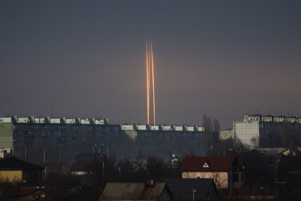 ▲▼ 烏克蘭哈爾科夫地區3月9日天亮之前，可見俄羅斯別德哥羅德地區朝烏克蘭發射3枚俄羅斯火箭。（圖／達志影像／美聯社）