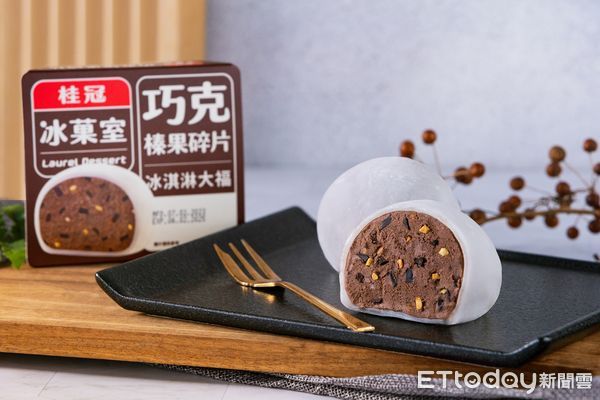 ▲▼桂冠冰菓室推出全新「巧克榛果碎片冰淇淋大福」。（圖／業者提供）