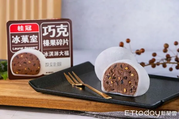 ▲▼桂冠冰菓室推出全新「巧克榛果碎片冰淇淋大福」。（圖／業者提供）