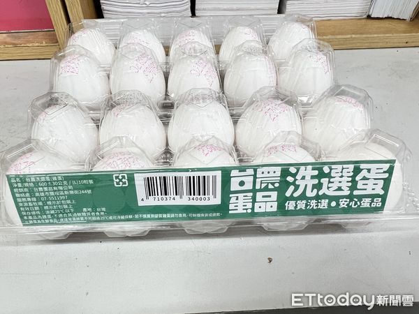 ▲台南市北區和緯路黃昏市場為例，攤商每日下午2時30分許開賣雞蛋，但民眾都提早去排隊，開賣前早是長長人龍，約100多人。（圖／記者林悅攝，下同）