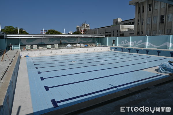 ▲饒慶鈴視察台東縣運動園區游泳池工程進度。（圖／記者楊漢聲翻攝）