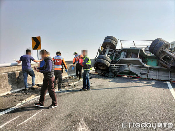 ▲國1北向下營系統轉台84西向出口匝道，9日下午發生聯結車疑過彎不慎側翻，載送鋼圈2盤掉路面，造成匝道完全封閉。（圖／民眾提供，下同）