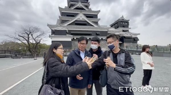 ▲陳其邁成了天守閣意外的亮點，旅客紛紛找他拍照             。（圖／記者吳奕靖翻攝）